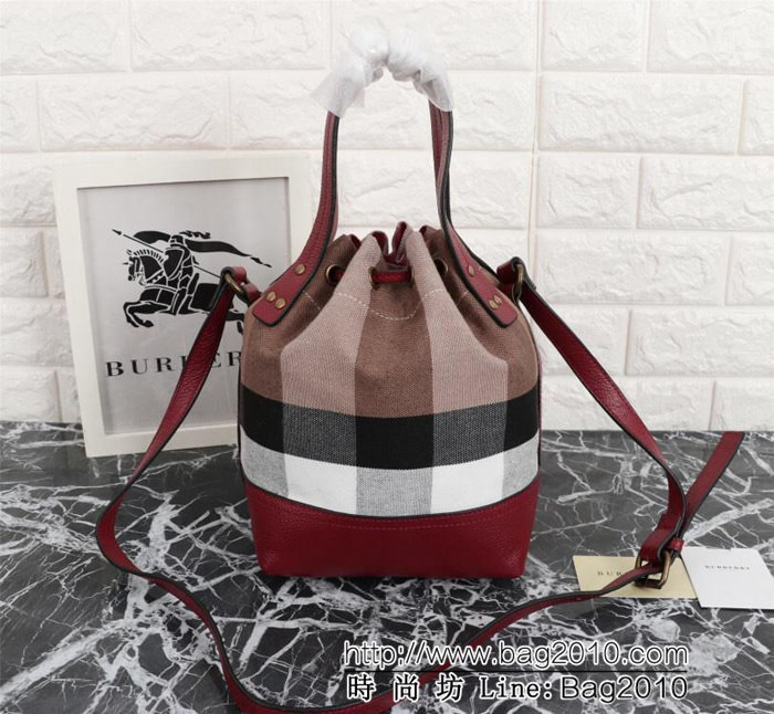 BURBERRY巴寶莉 原單 爆款 實用耐久 Canvas 格紋水桶包 搭配可拆式拉鏈零錢袋 803231  Bhq1059